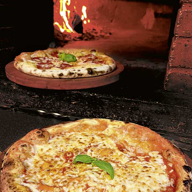 Pizza aus dem Holzofen