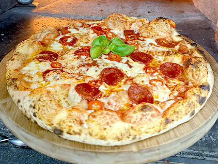 Pizza Salami im Steinofen mit Holzfeuer gebacken